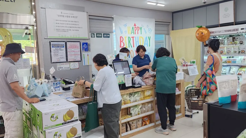 계산대에서 직원과 조합원이 이야기를 나누고 있다.